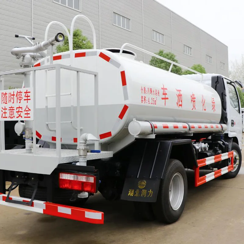 A função e aplicação do caminhão aspersor de água.