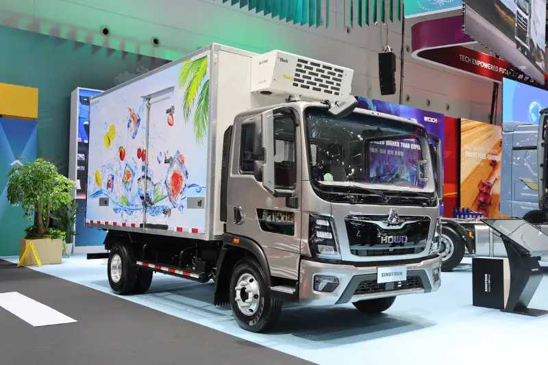 Aparecendo na Exposição da Fábrica! Nova tecnologia de refrigeração e caminhões refrigerados HOWO premium!