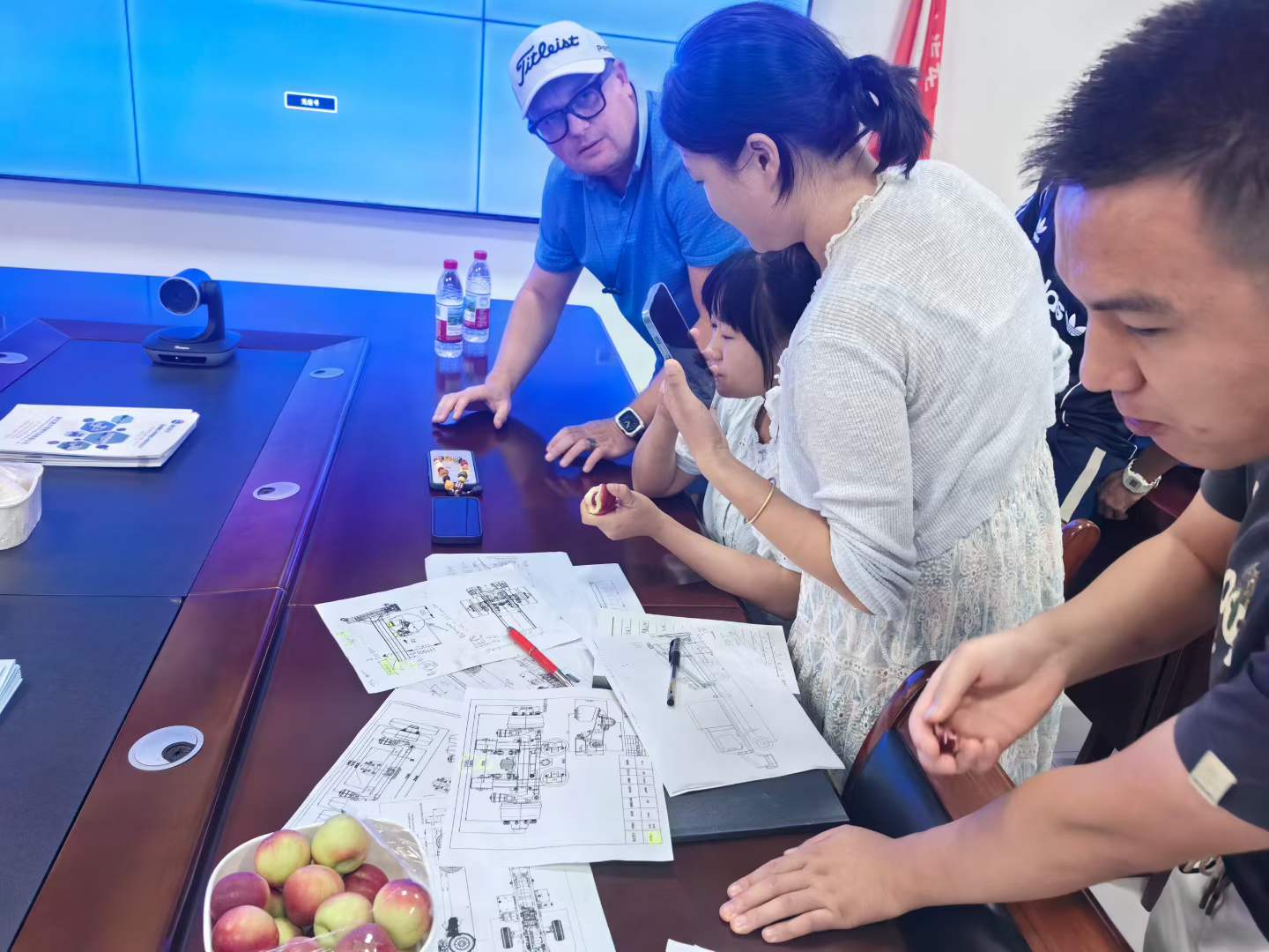 Cliente norte-americano visita fábrica e finaliza solução personalizada de veículo para fins especiais