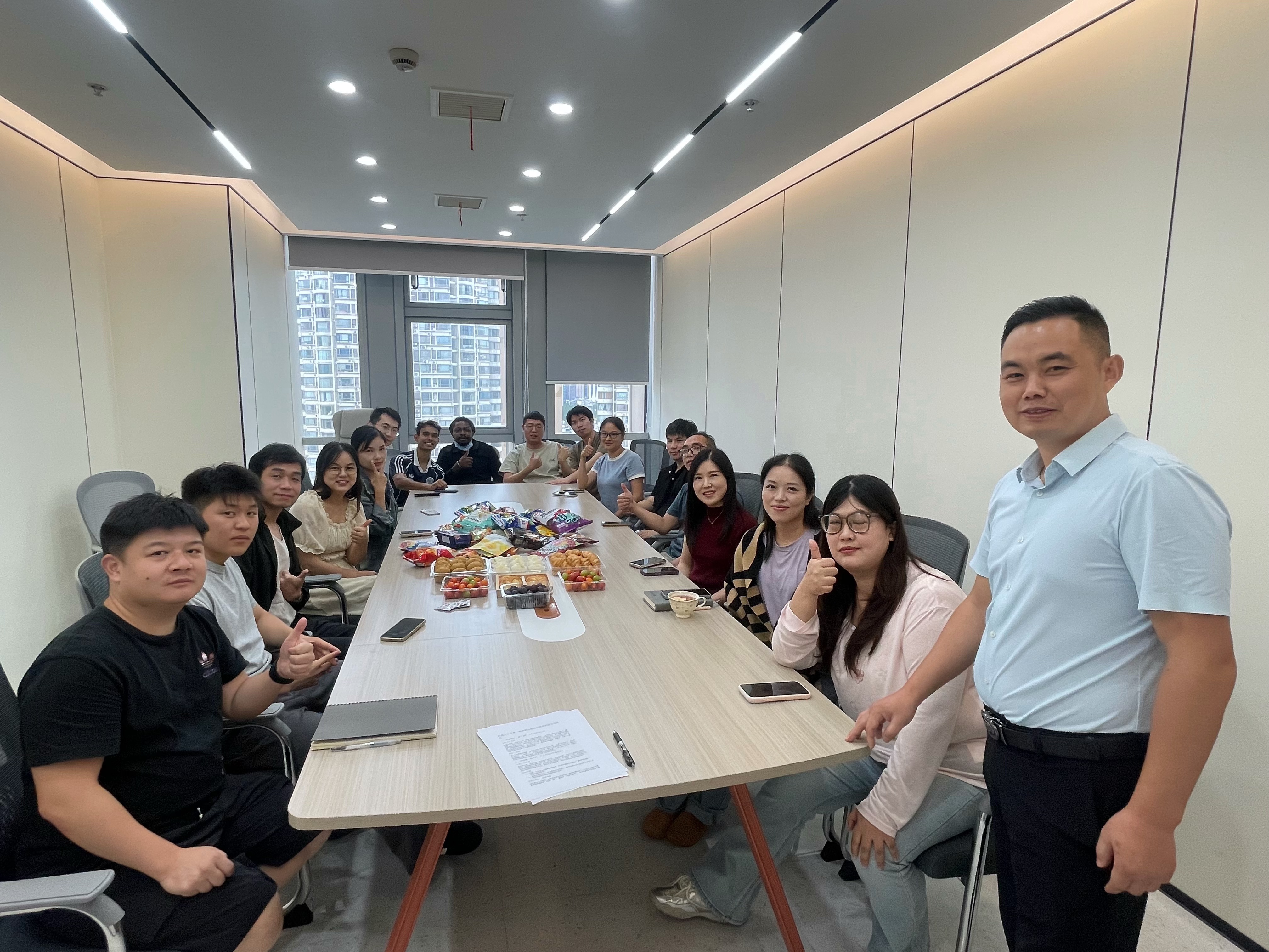 Hubei Runli oferece chá descontraído: lanches, jogos e histórias da linha de frente do comércio exterior