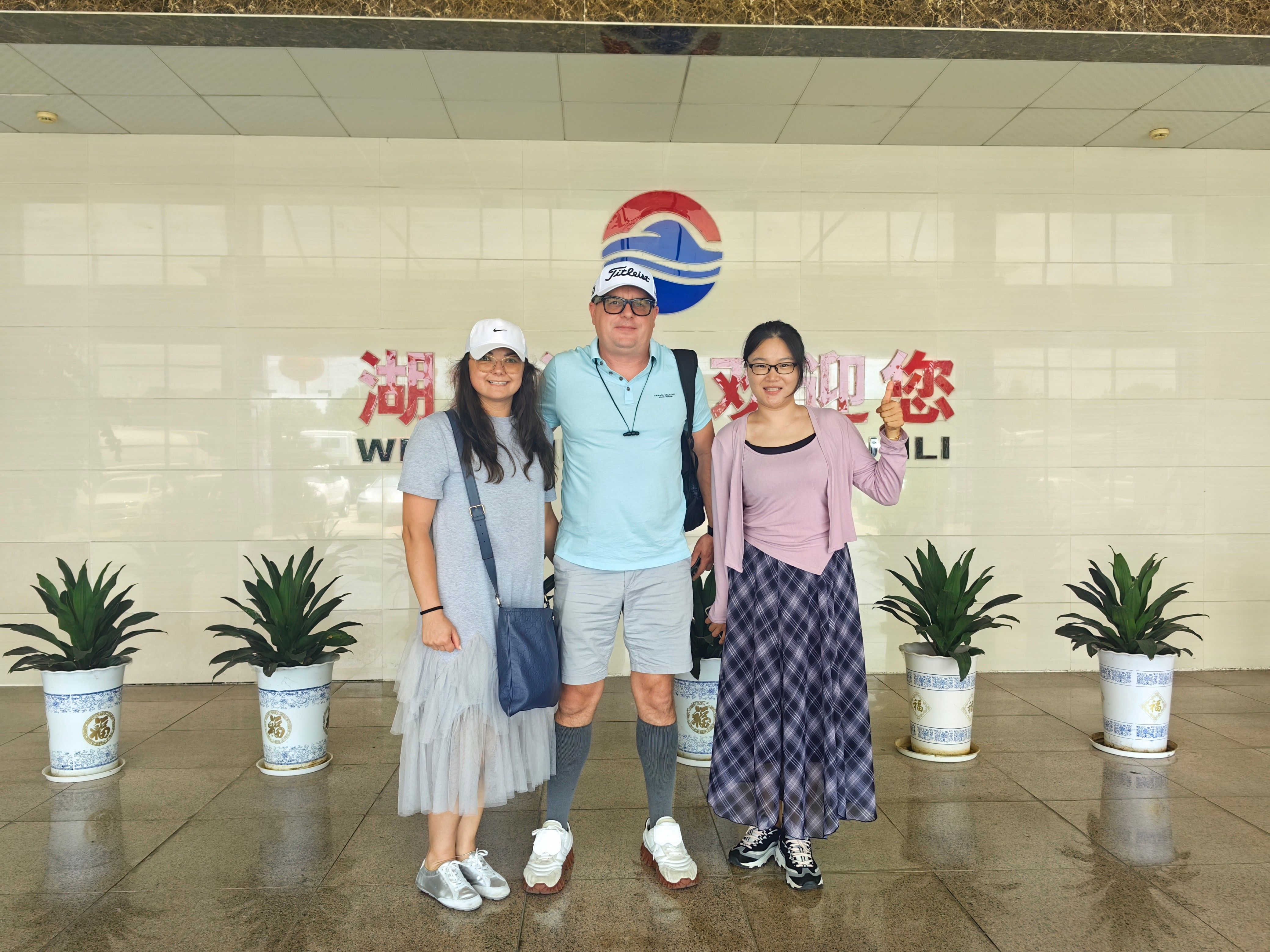 Cliente norte-americano finaliza pedido de carrocerias de caminhão de reboque após visita à fábrica
