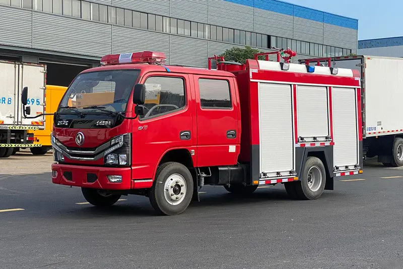 Caminhão de bombeiros com tanque de água